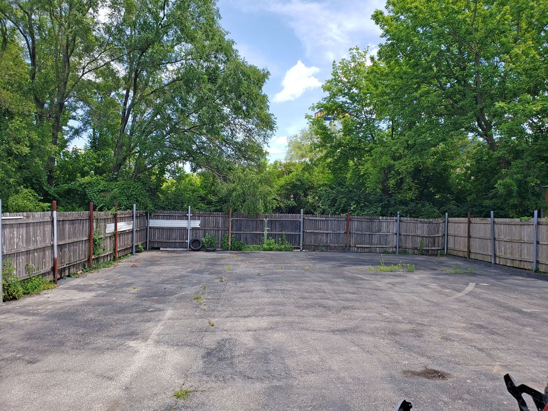 5943 Merriam Dr, Shawnee Mission, KS 66203